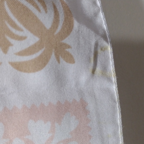 White Colorful Floral design Quilted Pattern Scarf 26x26 -inch - Good Condition - Picture 9 of 13